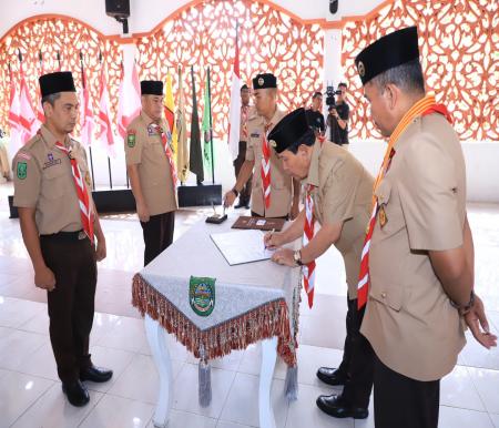 Bupati Rohul, H Sukiman selaku Ketua Mabicab Rohul melantik Pengurus Mejelis Pembimbingan Cabang, Pengurus Kwartir Cabang, LPK Kwartir Cabang dan Dewan Kerja Cabang Gerakan Pramuka Rohul, Kamis (30/5/2024). Foto Kominfo